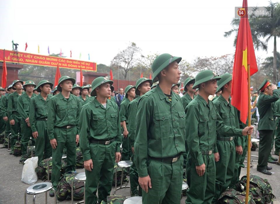 Những giọt nước mắt bịn rịn của người thân ngày tiễn tân binh lên đường nhập ngũ